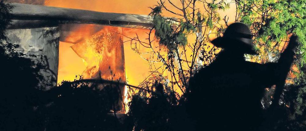 Brandgefährlich. Am späten Dienstagabend ging an der Cottbusser Straße in Hellersdorf eine Laube in Flammen auf. Die Polizei prüft, ob es eine Verbindung zu den Bränden der vergangenen Tage gibt. Foto: Andreas Markus