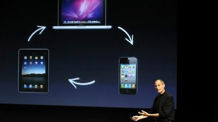 Applechef Steve Jobs erklärt, wie Macbook, iPhone und iPad sich gegenseitig beeinflussen.