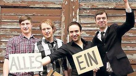 Schluss jetzt! Die Band mit Sänger Nino Skrotzki (2.v.r.) und Mathias Hielscher (r.) spielt noch einmal ihre Hits. 