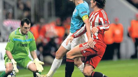 Aller schlechten Dinge sind drei. Clujs Torhüter Eduard Stancioiu (links) kann nur noch entsetzt registrieren, wie der Ball durch seine Beine ins Tor rollt. Bei allen drei Treffern der Bayern halfen Stancioius Vorderleute kräftig mit. Foto: dpa