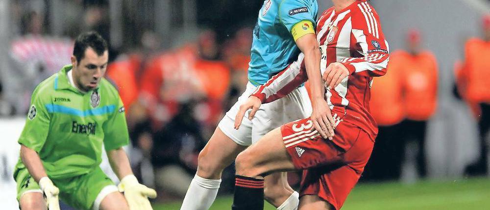 Aller schlechten Dinge sind drei. Clujs Torhüter Eduard Stancioiu (links) kann nur noch entsetzt registrieren, wie der Ball durch seine Beine ins Tor rollt. Bei allen drei Treffern der Bayern halfen Stancioius Vorderleute kräftig mit. Foto: dpa