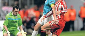 Aller schlechten Dinge sind drei. Clujs Torhüter Eduard Stancioiu (links) kann nur noch entsetzt registrieren, wie der Ball durch seine Beine ins Tor rollt. Bei allen drei Treffern der Bayern halfen Stancioius Vorderleute kräftig mit. Foto: dpa
