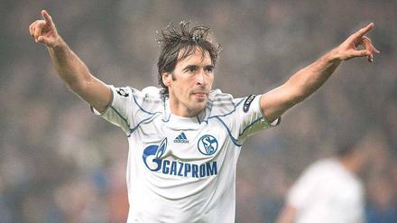 Da geht’s lang. Raúl will nach seinen zwei Toren gegen Tel Aviv mit Schalke 04 nun auch in der Bundesliga erfolgreich sein.