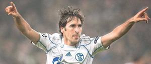 Da geht’s lang. Raúl will nach seinen zwei Toren gegen Tel Aviv mit Schalke 04 nun auch in der Bundesliga erfolgreich sein. 