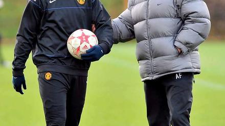 Father and Son: Sir Alex hat seinen sportlichen Zögling überzeugt. Wayne Rooney bleibt nach tagelangem Hickhack bei Manchester United.