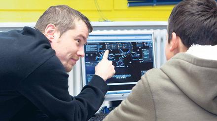 Surfen und spielen mit Begleitung. Im Computertreff in Altglienicke lernen Kinder und Jugendliche den verantwortungsvollen Umgang mit dem Rechner und dem Internet. Mitarbeiter Robert Alisch und seine Kollegen behalten den Überblick – auch per Kontroll-Software.Foto: Georg Moritz