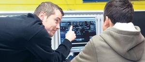 Surfen und spielen mit Begleitung. Im Computertreff in Altglienicke lernen Kinder und Jugendliche den verantwortungsvollen Umgang mit dem Rechner und dem Internet. Mitarbeiter Robert Alisch und seine Kollegen behalten den Überblick – auch per Kontroll-Software.Foto: Georg Moritz