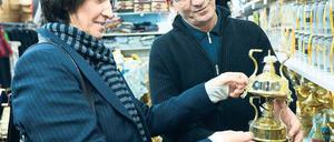 Erhellend. Senatorin Carola Bluhm besucht einen arabischen Laden. Foto: Davids/Huebner