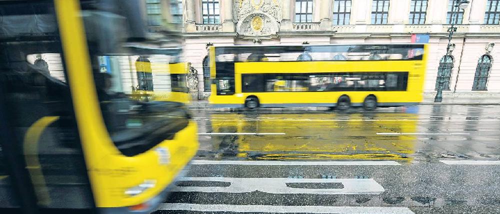 Weil viele Busse in die Werkstatt müssen, stehen die Fahrgäste im Regen.