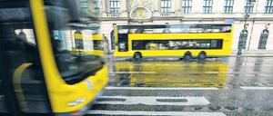 Weil viele Busse in die Werkstatt müssen, stehen die Fahrgäste im Regen.