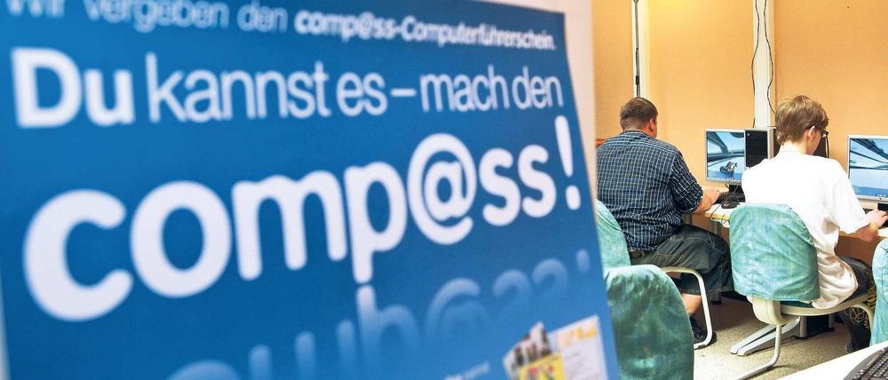 Durchblick. Viele Jugendzentren bieten Internet-Kurse für Kinder und Jugendliche an, damit sie die Tücken des Netzes erkennen. Foto: Georg Moritz