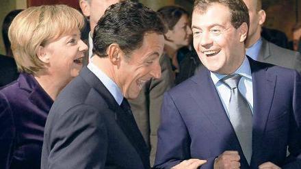 In bester Stimmung. Bundeskanzlerin Angela Merkel, Frankreichs Staatspräsident Nicolas Sarkozy und Russlands Präsident Dmitri Medwedew (v.l.) am Dienstag bei ihrer Ankunft in Deauville in der Normandie. 
