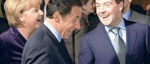 In bester Stimmung. Bundeskanzlerin Angela Merkel, Frankreichs Staatspräsident Nicolas Sarkozy und Russlands Präsident Dmitri Medwedew (v.l.) am Dienstag bei ihrer Ankunft in Deauville in der Normandie. 