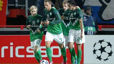 Bremens Marko Arnautovic (2.v.l.) gleicht in Enschede zum 1:1 aus.