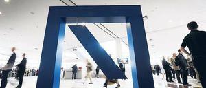 Abwärts. Rund 1,2 Milliarden Verlust bescherte die vorgezogene Übernahme der Postbank der Deutschen Bank. Foto: dapd