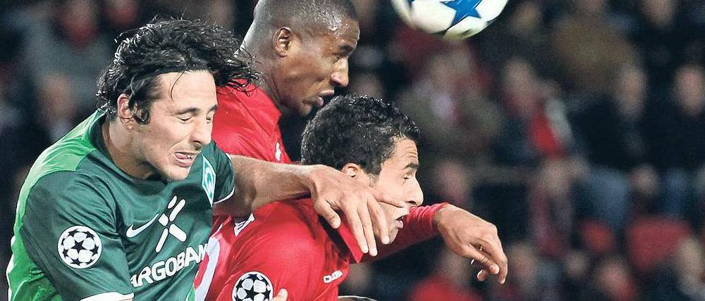 Einer gegen zwei. Claudio Pizarro (l.) war der beste Bremer in Enschede. Foto: dpa