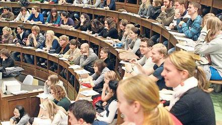 Volles Haus. Seitdem mehr und mehr Bachelorstudierende ihren Abschluss machen, wird es auch im Master eng. Foto: dpa