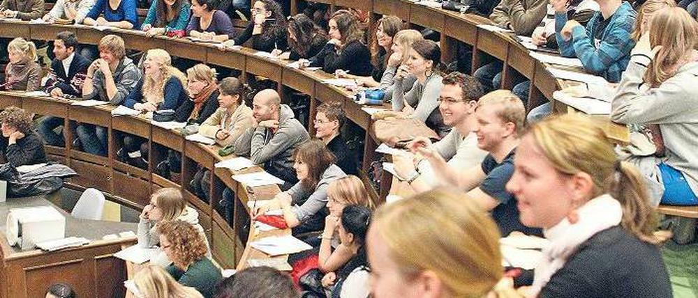 Volles Haus. Seitdem mehr und mehr Bachelorstudierende ihren Abschluss machen, wird es auch im Master eng. Foto: dpa