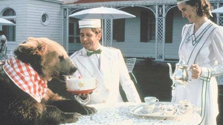 Bärenfutter. Fantastisches wird im „Hotel New Hampshire“ serviert, einem Film nach dem gleichnamigen Roman von John Irving. Foto: Cinetext