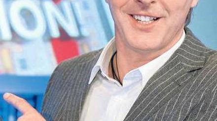 Spendierhosen haben Günther Jauch (links) mit „Wer wird Millionär?“ bei RTL und Jörg Pilawa mit „Rette die Million!“ beim ZDF an. Der Privatsender hat die Gewinne nicht abgesichert, anders das ZDF, da springt die Versicherung ein. Fotos: RTL/ZDF