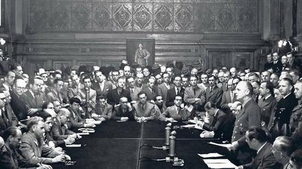 Blutbesprenkelte weiße Westen. Außenminister Ribbentrop verkündet am 22. Juni 1941 den Angriff auf die Sowjetunion. Foto: akg-images