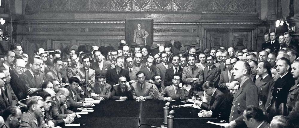 Blutbesprenkelte weiße Westen. Außenminister Ribbentrop verkündet am 22. Juni 1941 den Angriff auf die Sowjetunion. Foto: akg-images
