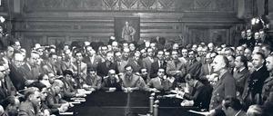 Blutbesprenkelte weiße Westen. Außenminister Ribbentrop verkündet am 22. Juni 1941 den Angriff auf die Sowjetunion. Foto: akg-images