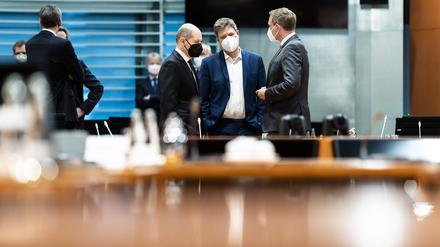 Bundeskanzler Olaf Scholz (l, SPD) mit Wirtschaftsminister Robert Habeck (Grüne) und Finanzminister Christian Lindner (FDP) im Kanzleramt vor der wöchentlichen Kabinettssitzung.