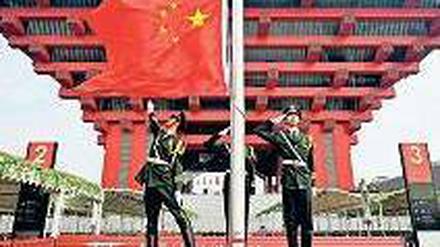 Bilder einer Ausstellung. Am Sonntag geht Weltausstellung zu Ende. Dann schließen auch der Pavillon von Estland (großes Bild) und der von Deutschland (rechts oben). Chinas Pavillon bleibt noch sechs Monate geöffnet. Fotos: AFP