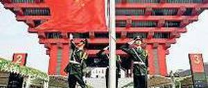 Bilder einer Ausstellung. Am Sonntag geht Weltausstellung zu Ende. Dann schließen auch der Pavillon von Estland (großes Bild) und der von Deutschland (rechts oben). Chinas Pavillon bleibt noch sechs Monate geöffnet. Fotos: AFP