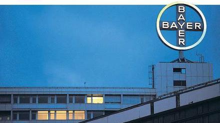 Der Himmel über Bayer. Hier, in Berlin-Wedding, ist die Tochter Bayer Schering Pharma zu Hause, deren Gewinne derzeit sinken. Foto: AFP