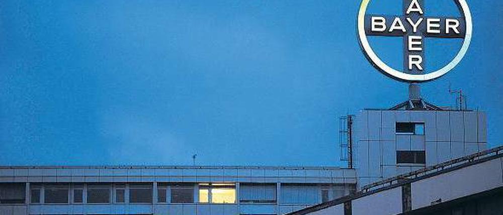 Der Himmel über Bayer. Hier, in Berlin-Wedding, ist die Tochter Bayer Schering Pharma zu Hause, deren Gewinne derzeit sinken. Foto: AFP