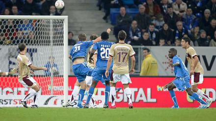 Ja, der geht rein. Sigurdsson erzielt die Führung.