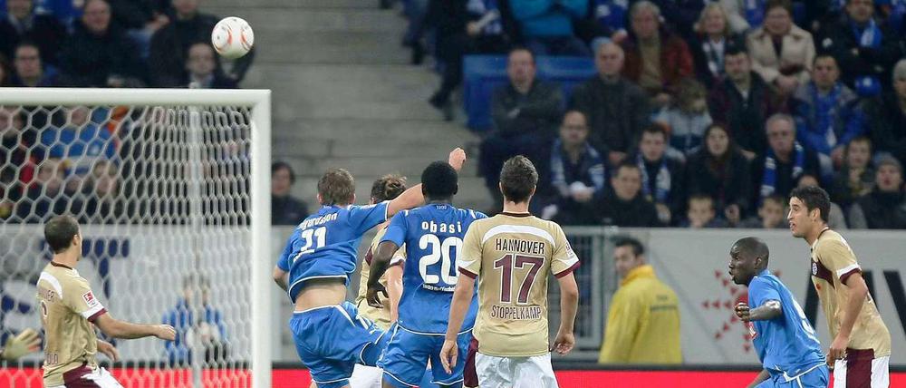 Ja, der geht rein. Sigurdsson erzielt die Führung.