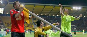 Genau hinsehen. Nein, hier feiern nicht die Mainzer. Die Aachener bejubeln ihren Sieg gegen den Bundesliga-Tabellenführer. 