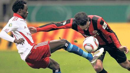 Fuß gegen Kopf. Zé Roberto (l.) und Tzavellas wählen unterschiedliche Mittel. Foto: dpa