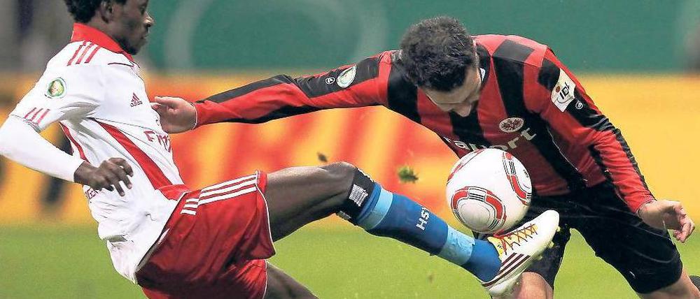Fuß gegen Kopf. Zé Roberto (l.) und Tzavellas wählen unterschiedliche Mittel. Foto: dpa