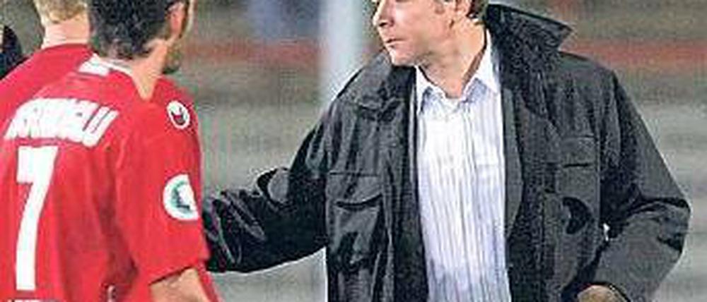 Die zweite Karriere. Das Hemd spannt sich, das Kinn ist voller geworden, doch am offensiven Fußball hat Andreas Möller auch als Manager in der Drittklassigkeit Spaß. Foto: dpa