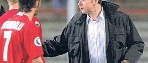 Die zweite Karriere. Das Hemd spannt sich, das Kinn ist voller geworden, doch am offensiven Fußball hat Andreas Möller auch als Manager in der Drittklassigkeit Spaß. Foto: dpa