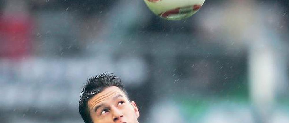 Wie geht’s zurück nach oben? Raul Bobadilla und seine Gladbacher Kollegen bemühen sich seit Wochen vergeblich um eine Trendwende. Foto: dapd