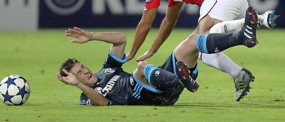 Da kugelts Du Dich: Schalkes Sergio Escudero versucht Tel Avivs Shay Abutbul auszuweichen.