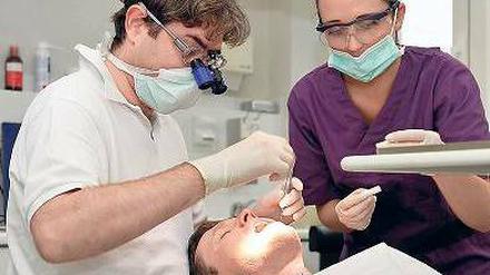 Ärzte vertrösten Kassenpatienten. Foto: dpa
