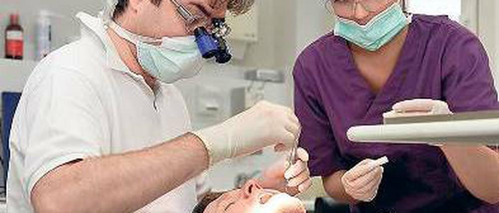 Ärzte vertrösten Kassenpatienten. Foto: dpa
