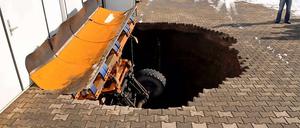 Ein kompletter Unimog verschwand im März 2010 in einem Loch in Nordhausen.