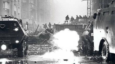 Auf den Barrikaden. Tausende Polizisten waren im Einsatz, als am 13. November die Mainzer Straße geräumt werden sollte. Die Gewalt eskalierte, auf beiden Seiten gab es zahlreiche Verletzte. 352 Hausbesetzer und Sympatisanten wurden in der Nacht festgenommen. Der Regierende Bürgermeister bezeichnete diese am nächsten tag als „Mörderbande“.