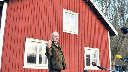 König, allein vorm Haus. Schwedens Carl Gustaf nach einer Jagd.