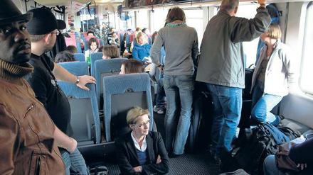 In vollen Zügen. Der Bahn stehen viele ICE-Züge nicht zur Verfügung, deshalb wird es für die Reisenden oft eng. 