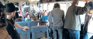 In vollen Zügen. Der Bahn stehen viele ICE-Züge nicht zur Verfügung, deshalb wird es für die Reisenden oft eng.