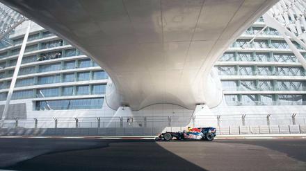 Durchfahrt im Untergeschoss. Sebastian Vettel jagt mit seinem Red Bull durch das spektakuläre Hotelraumschiff an der Strecke in Abu Dhabi.