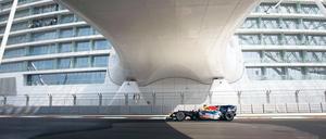 Durchfahrt im Untergeschoss. Sebastian Vettel jagt mit seinem Red Bull durch das spektakuläre Hotelraumschiff an der Strecke in Abu Dhabi.